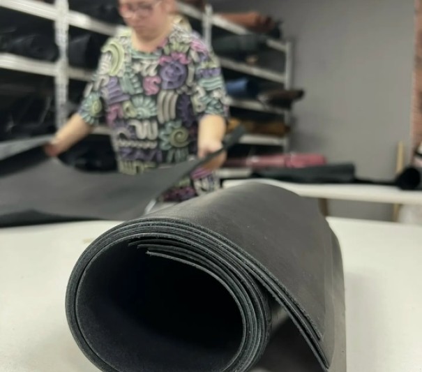 Кожа форматами (Краст черный), 1.2-1.6 мм, без финиша, формат А2, А3, А4